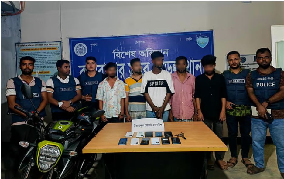 পর্যটককে ছুরিকাঘাত, পাঁচ ছিনতাইকারী গ্রেপ্তার